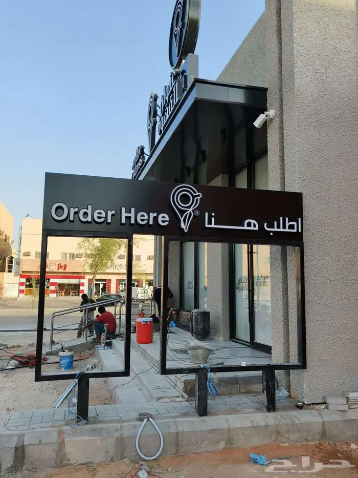تنفيذ لوحات وحروف بارزة وكلادينج للمباني والمحلات 2
