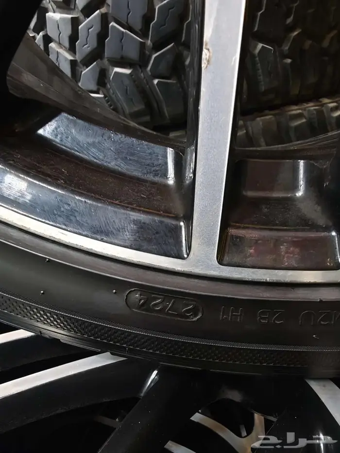 طقم جنوط BMW مع اربعه كفرات شبه جديد 8