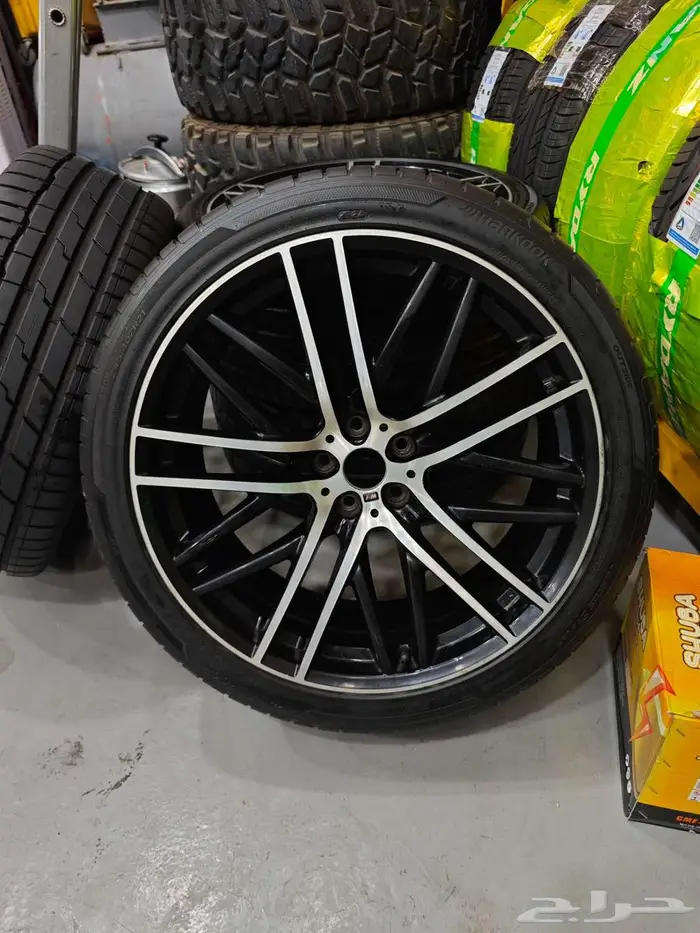 طقم جنوط BMW مع اربعه كفرات شبه جديد 4