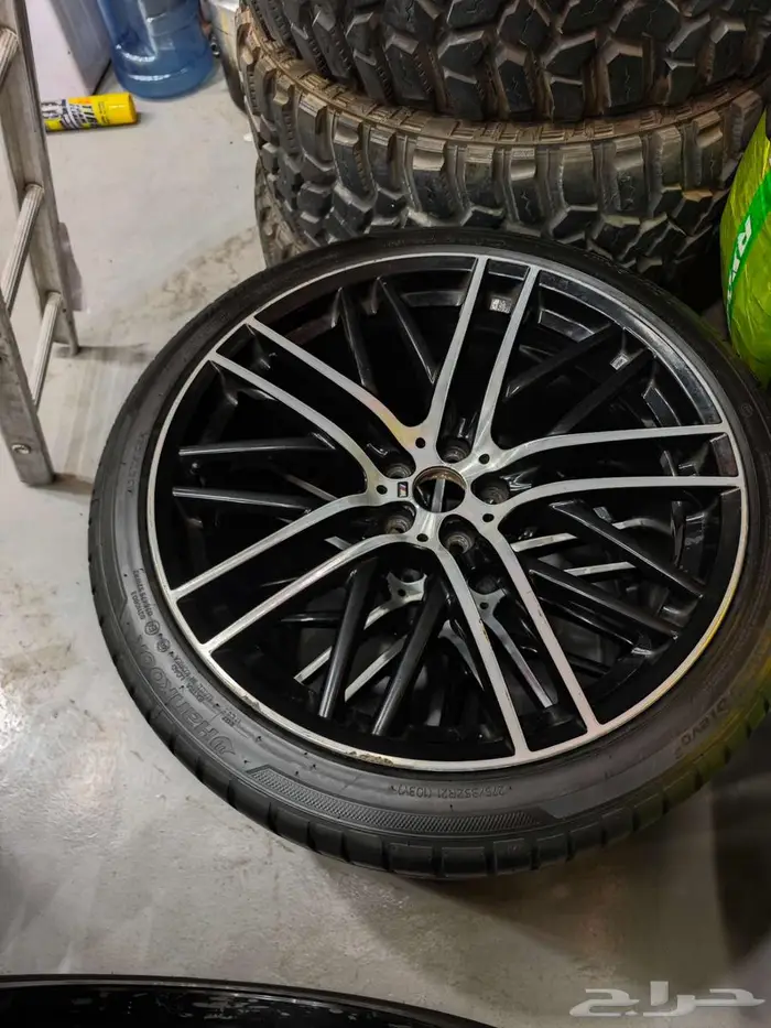 طقم جنوط BMW مع اربعه كفرات شبه جديد 3