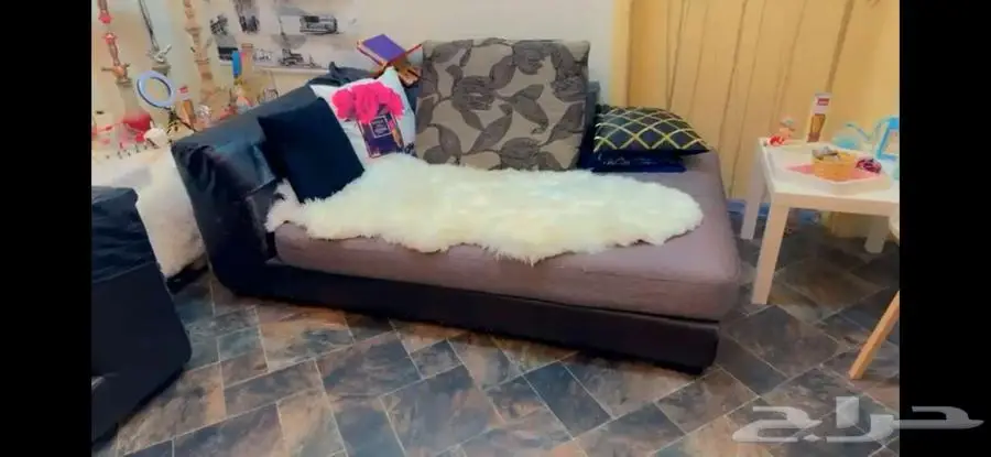 كنب مودرن ديموس للبيع بحالة جيدة مع ستارة ثقيلة والثريا 2