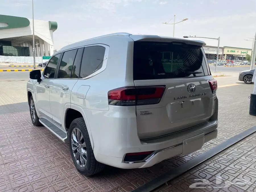 تويوتا لاندكروزر VX 2024 ابيض مستعمله 11