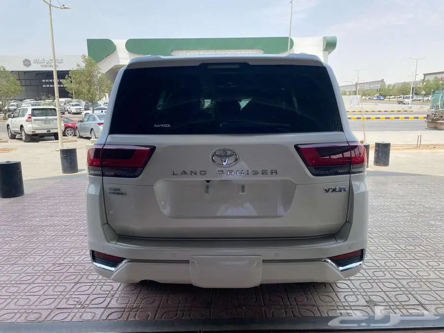 تويوتا لاندكروزر VX 2024 ابيض مستعمله 13