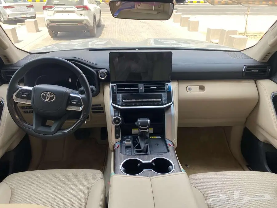 تويوتا لاندكروزر VX 2024 ابيض مستعمله 7