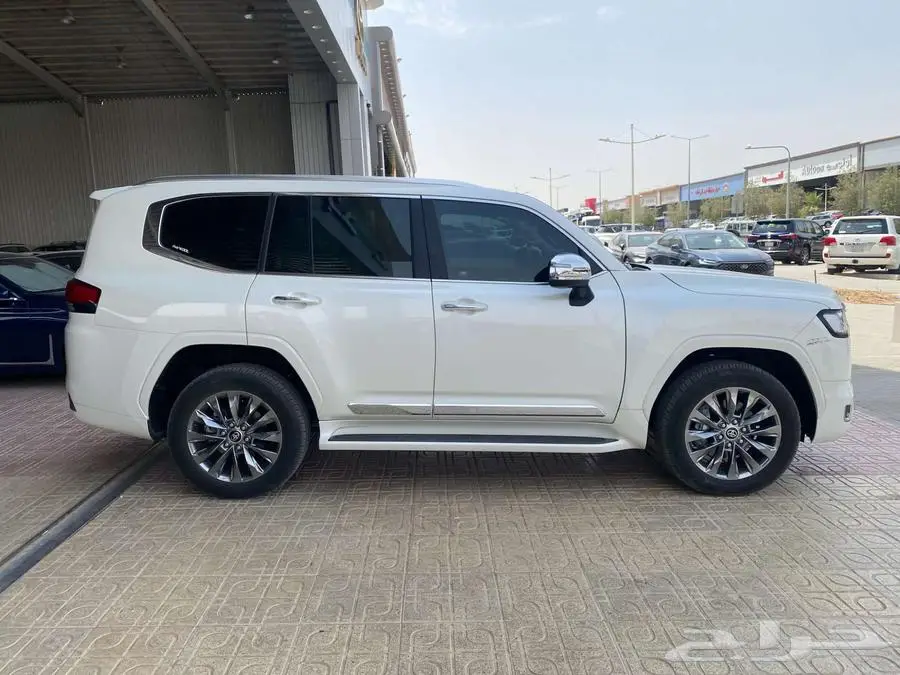 تويوتا لاندكروزر VX 2024 ابيض مستعمله 3