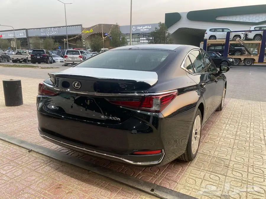 لكزس ES300h AH 2025 سعودي اسود - -ابيض 13