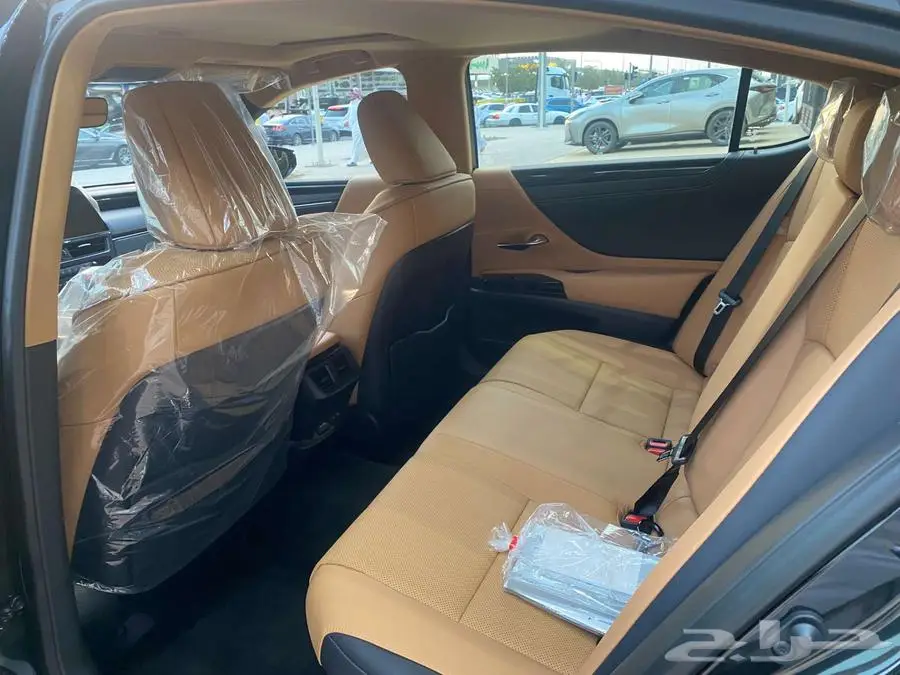 لكزس ES300h AH 2025 سعودي اسود - -ابيض 10