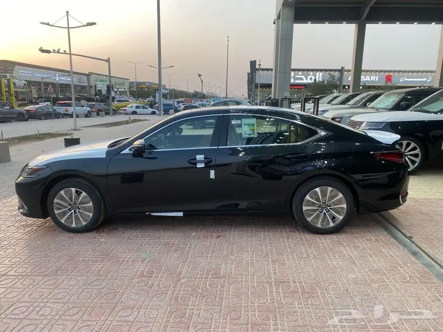 لكزس ES300h AH 2025 سعودي اسود - -ابيض 4