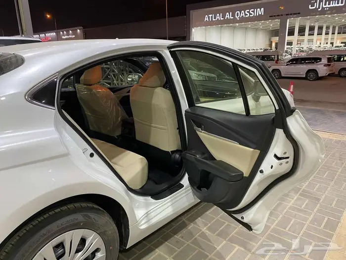 تويوتا كامري 2025 ابيض ستاندر خليجي 24
