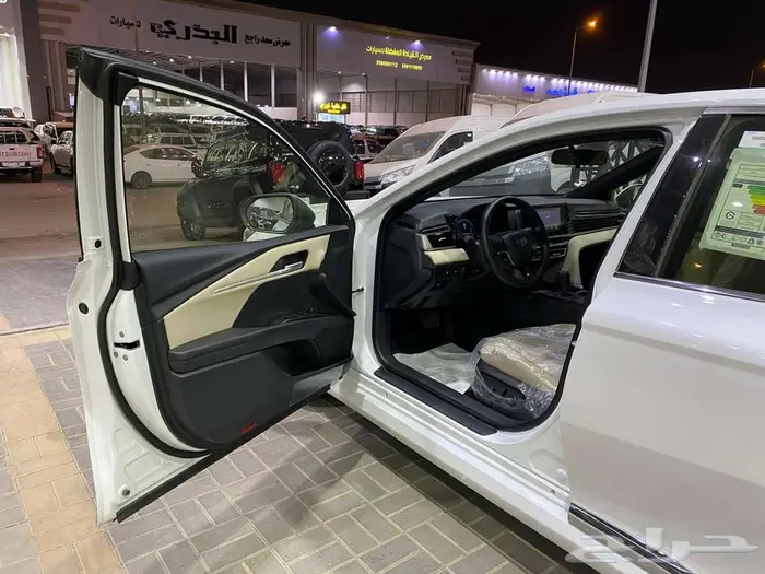 تويوتا كامري 2025 ابيض ستاندر خليجي 15