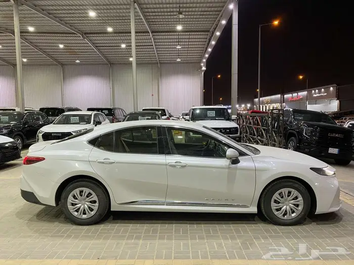 تويوتا كامري 2025 ابيض ستاندر خليجي 11