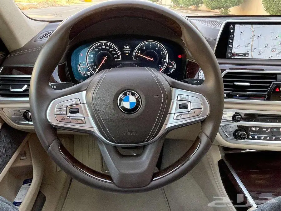 بي إم دبليو 750LI أبيض 2016 فل ماشي 25 ألف بحالة ممتازة 70