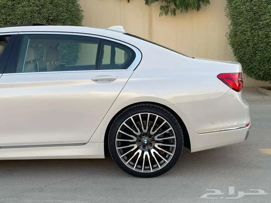 بي إم دبليو 750LI أبيض 2016 فل ماشي 25 ألف بحالة ممتازة 42