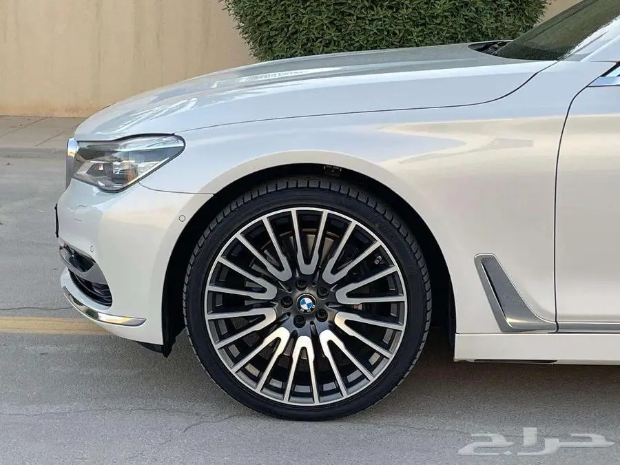 بي إم دبليو 750LI أبيض 2016 فل ماشي 25 ألف بحالة ممتازة 36