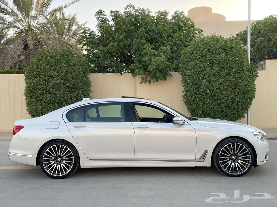 بي إم دبليو 750LI أبيض 2016 فل ماشي 25 ألف بحالة ممتازة 24