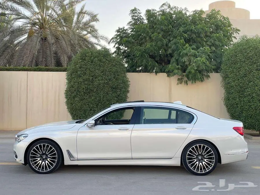 بي إم دبليو 750LI أبيض 2016 فل ماشي 25 ألف بحالة ممتازة 11