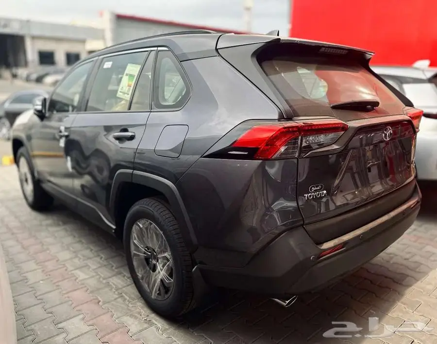 تويوتا راف فور نص فل XLE 4X4 موديل 2025 3