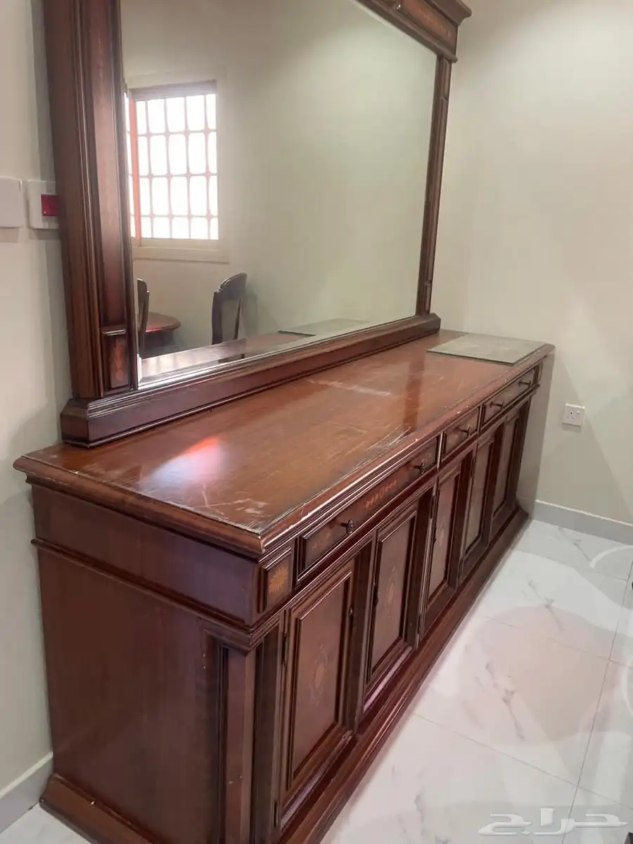 طاولة طعام وكراسي ومرأى 1