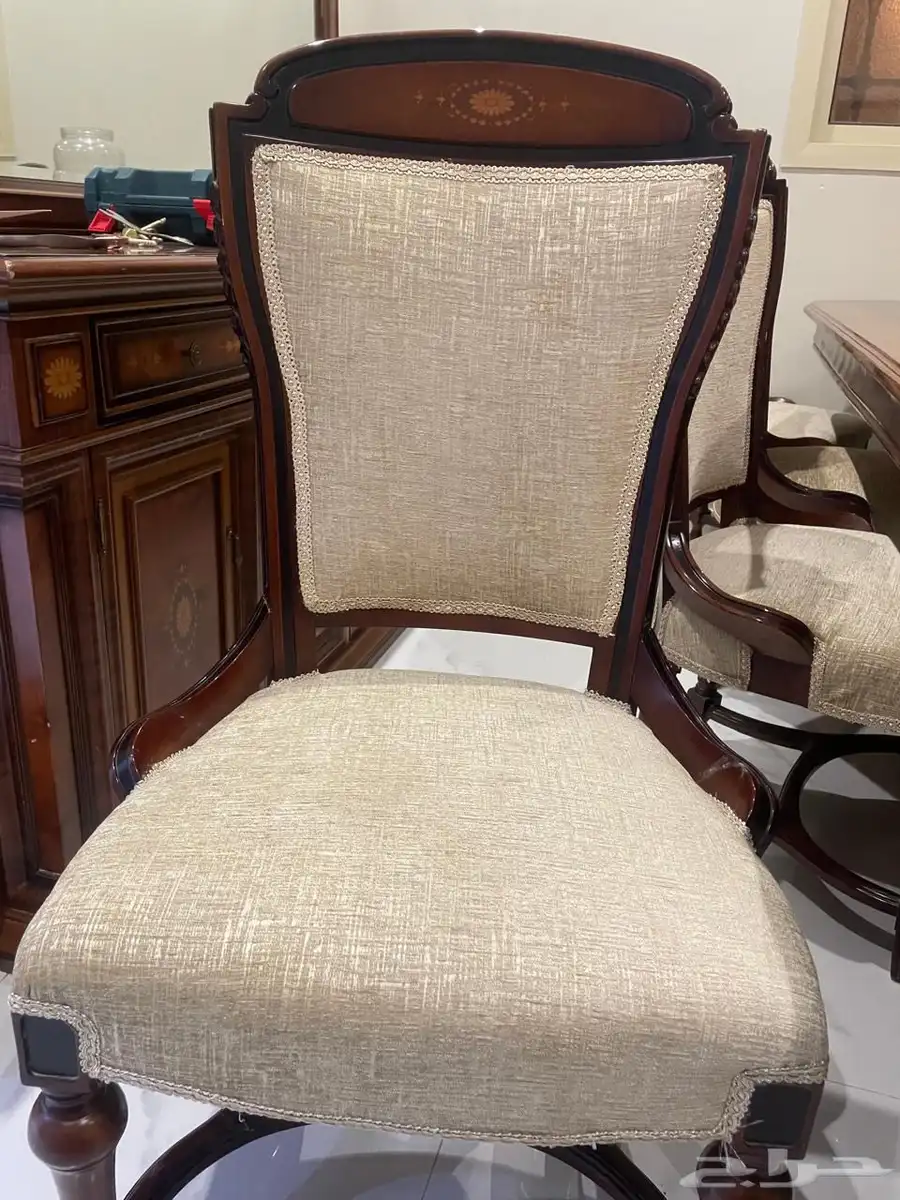 طاولة طعام وكراسي ومرأى 2