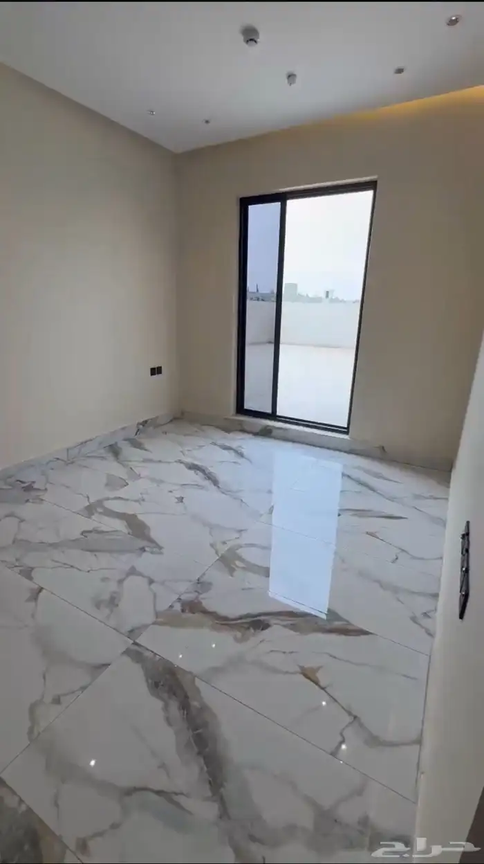 للايجار شقة جديده في الرمال 6