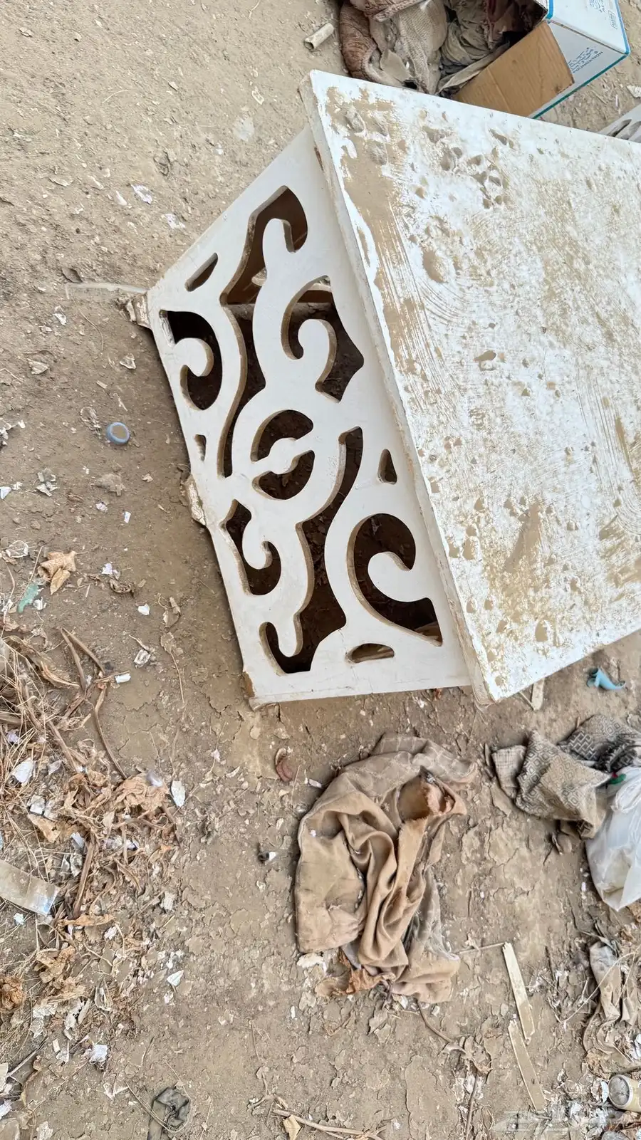 طاولة تلفزيون نظيفه تحتاج غسيل فقط العدد 2 وحده كبيره وصغير 1