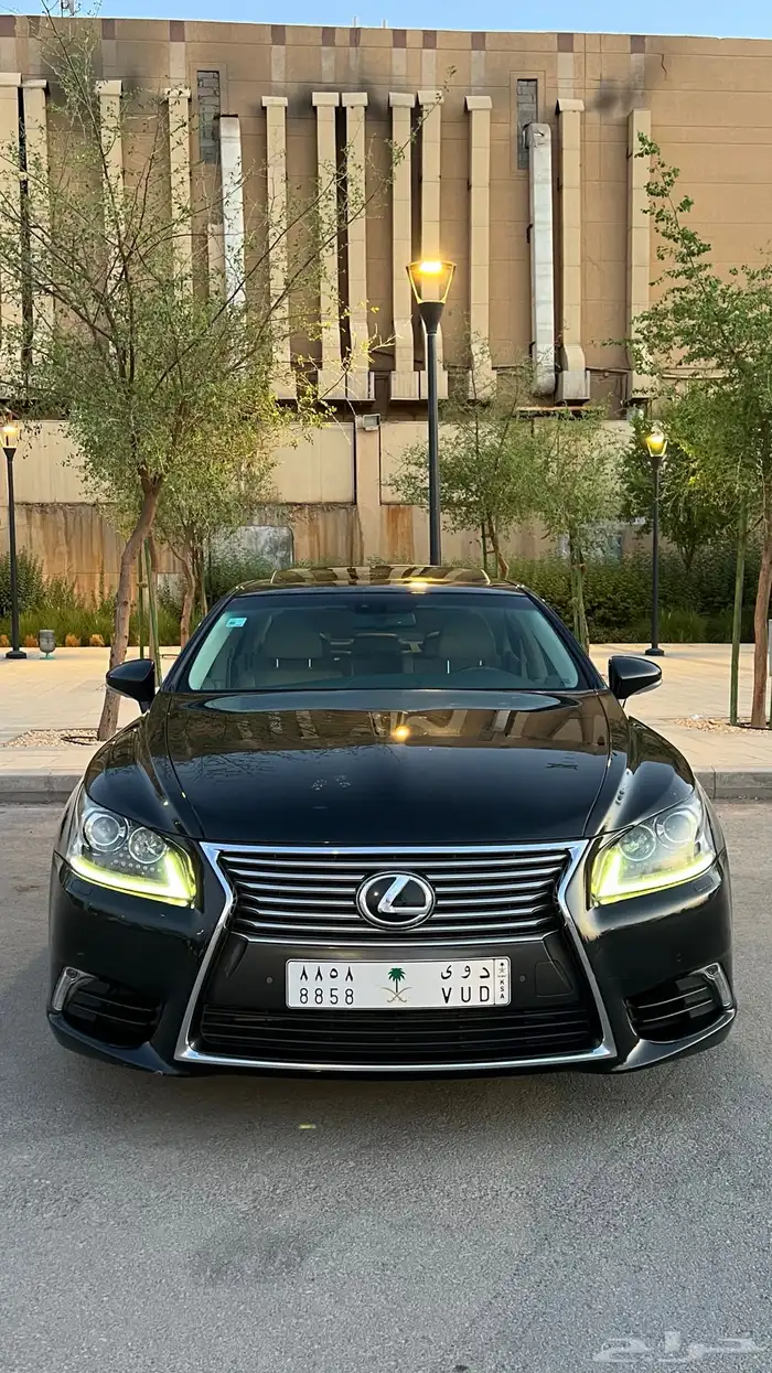لكزس LS460 موديل 2017 بحالة ممتازه 3