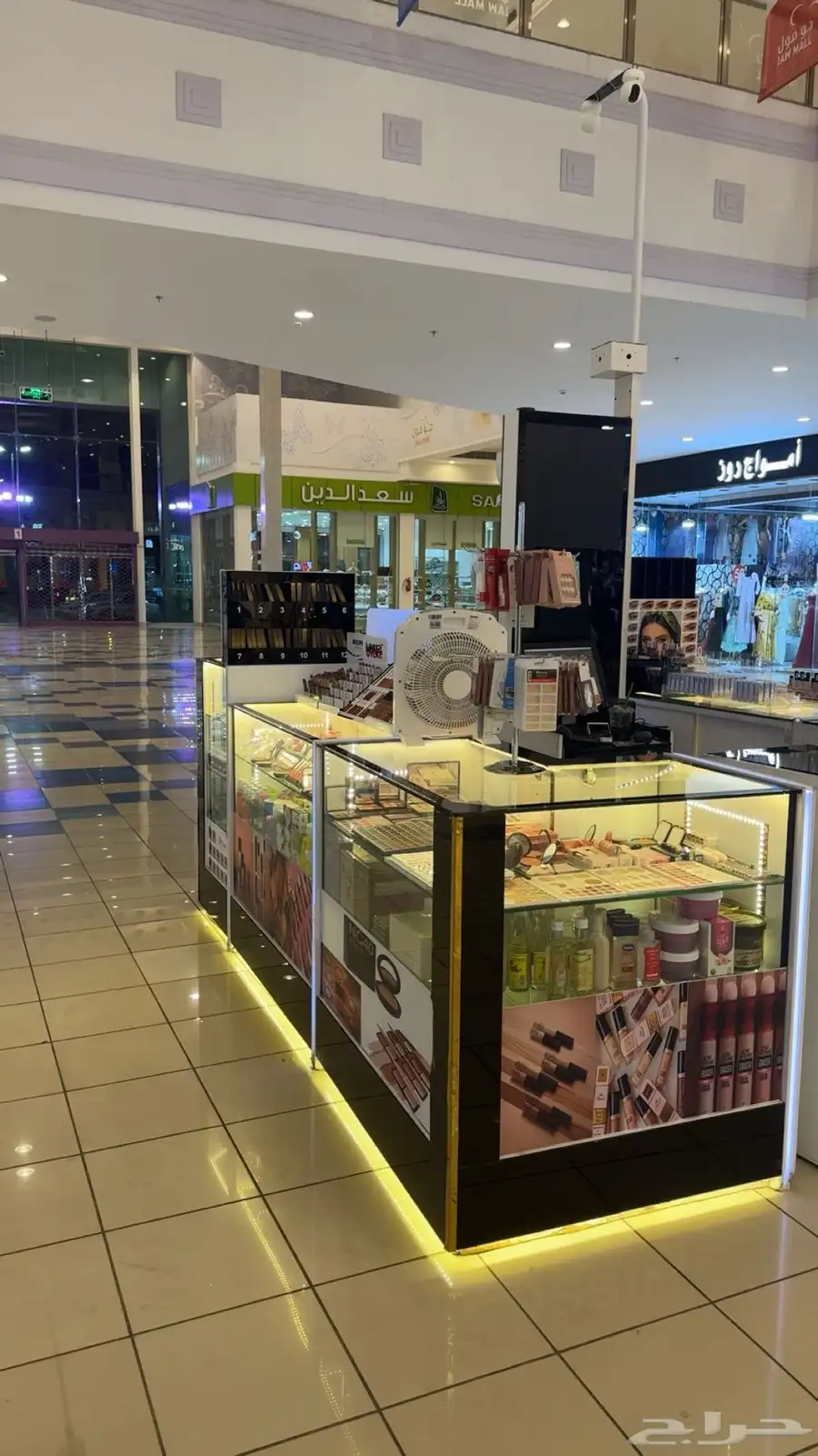 كشك للبيع نضيف مره وشبه جديد الكشك بدون البضاعه 0
