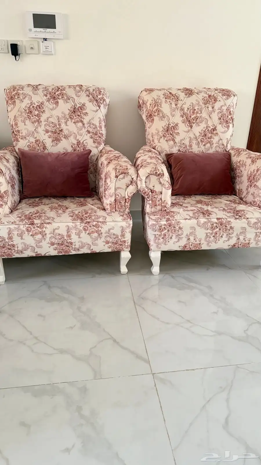 كنب وطاوله نظيف جدا 3