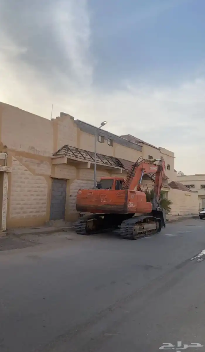 هدم مباني مستودعات لسقوط حفر برك بوكلينات 5