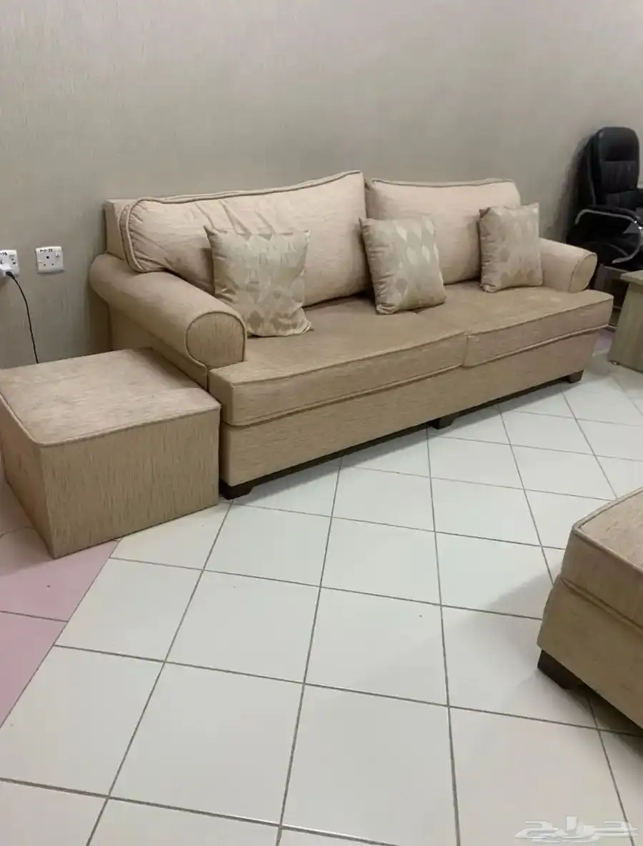 كنب مع طاولات مع ستارة 6