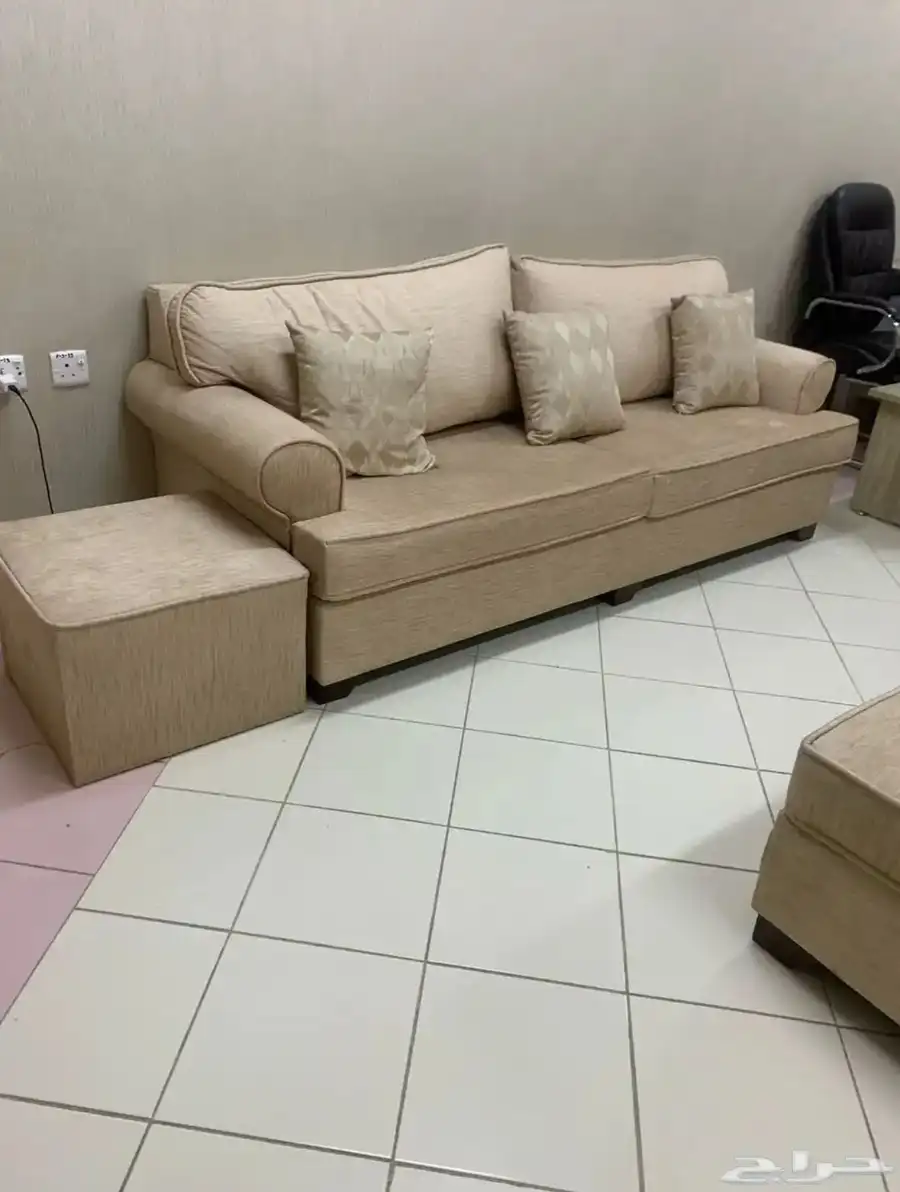 كنب مع طاولات مع ستارة 5
