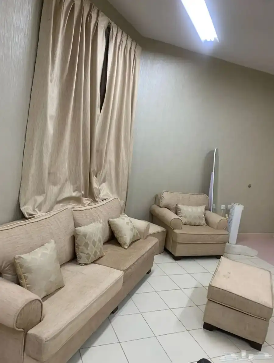 كنب مع طاولات مع ستارة 3