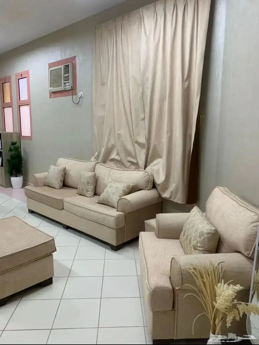كنب مع طاولات مع ستارة 0