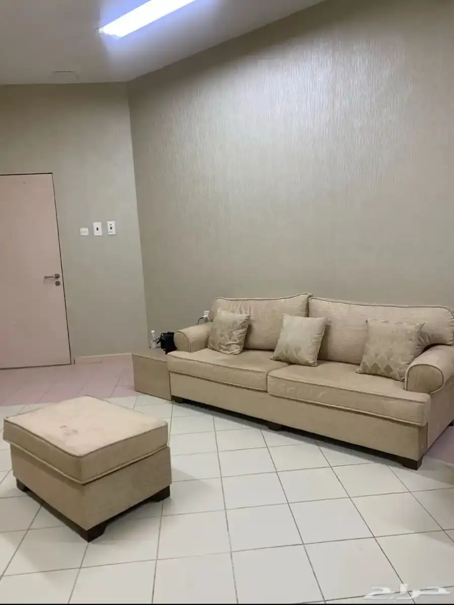 كنب مع طاولات مع ستارة 4