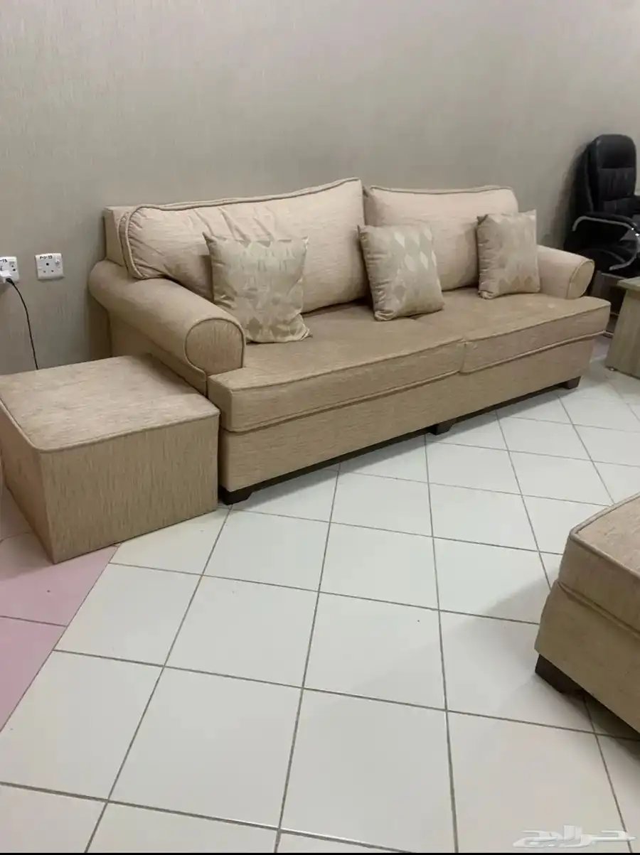 كنب مع طاولات مع ستارة 1