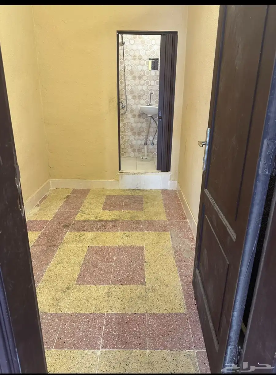 للإيجار غرفة مع حمام مكيف راكب مع الكعرباء والماء 0