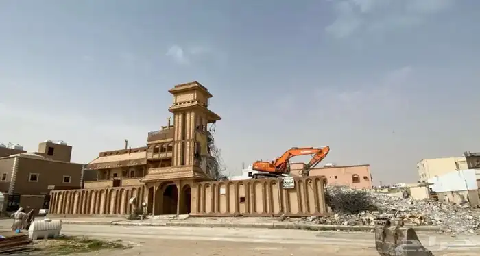 هدم مباني مستودعات لسقوط حفر برك بوكلينات 11