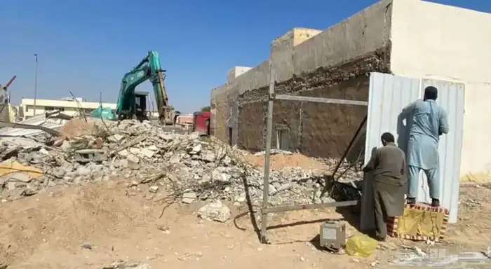 هدم مباني مستودعات لسقوط حفر برك بوكلينات 3