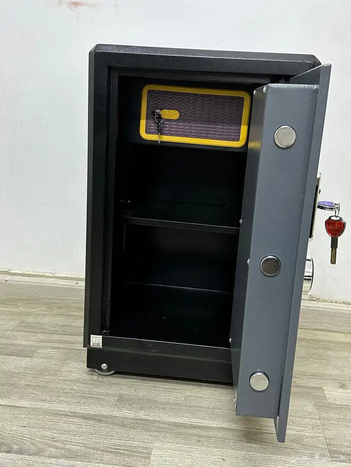 خزنة فولاذ بضمه ومفاتيح وارقام سريه فولاذ 12