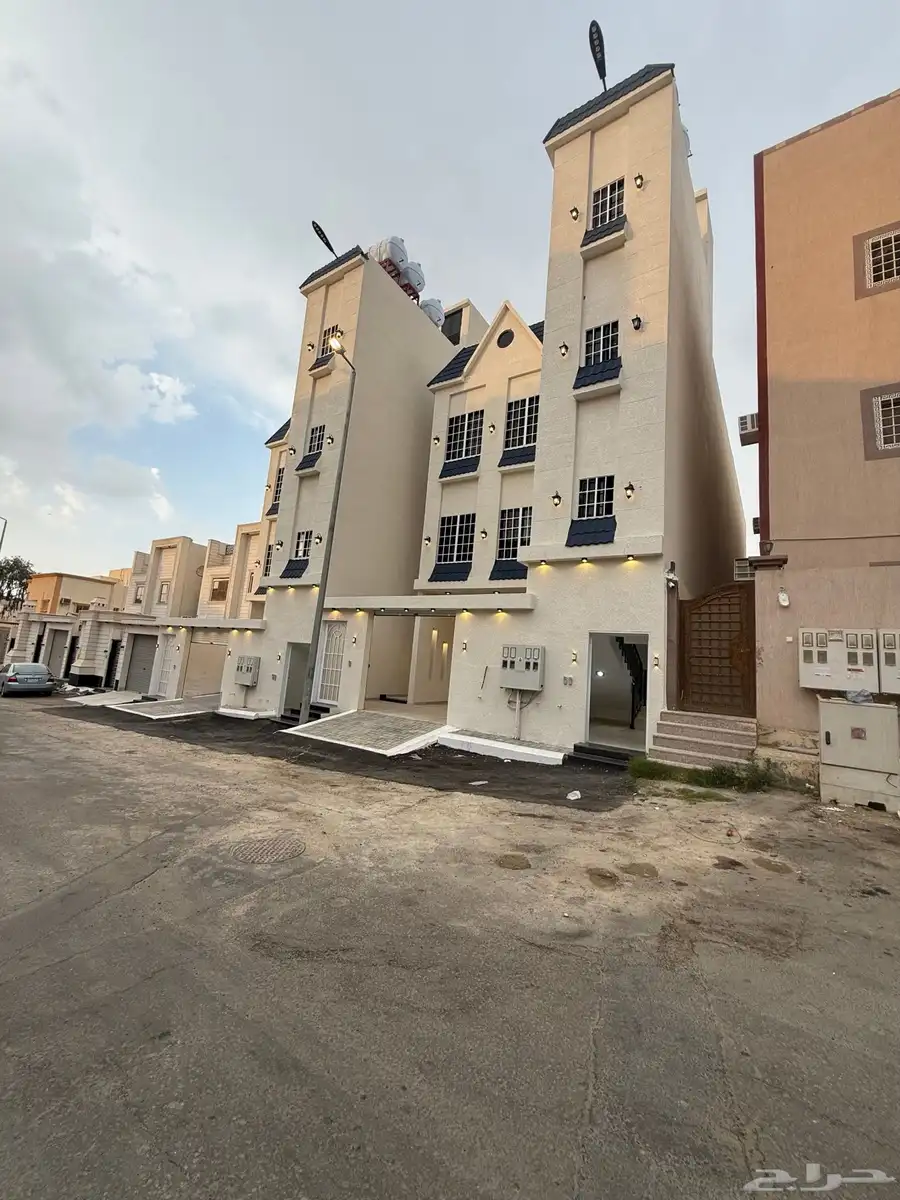 للبيع أدوار ارضيه بحوش وشقق علويه بمصعد وسطح الموسي بالخميس 1