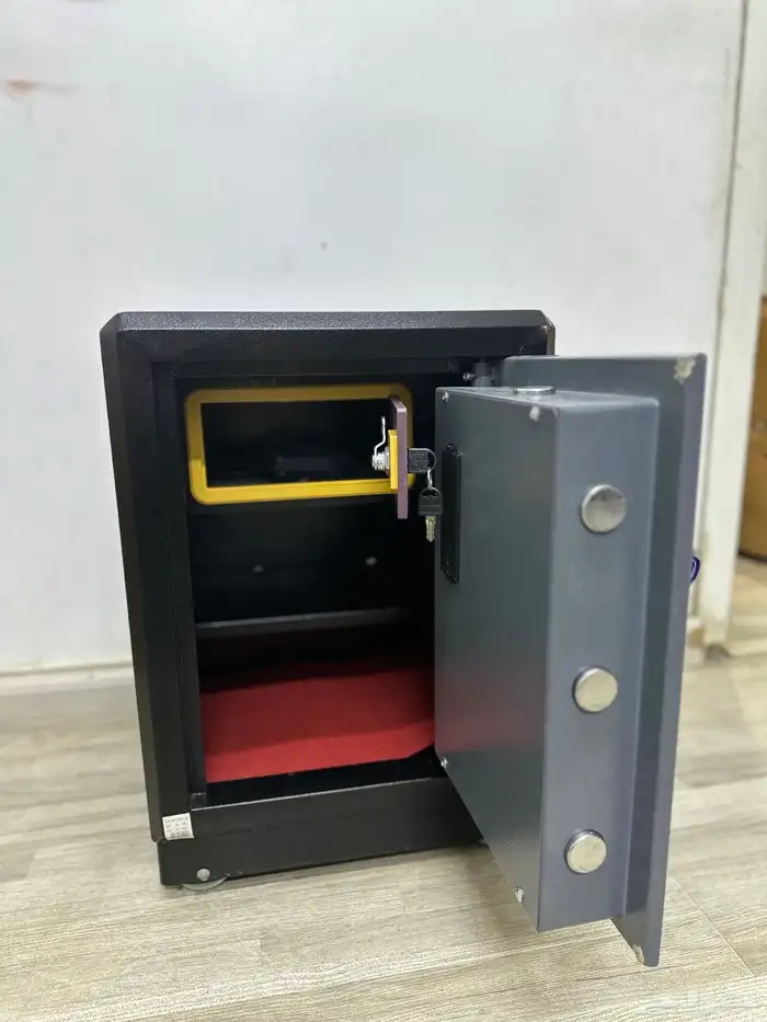 خزنة فولاذ بضمه ومفاتيح وارقام سريه فولاذ 7