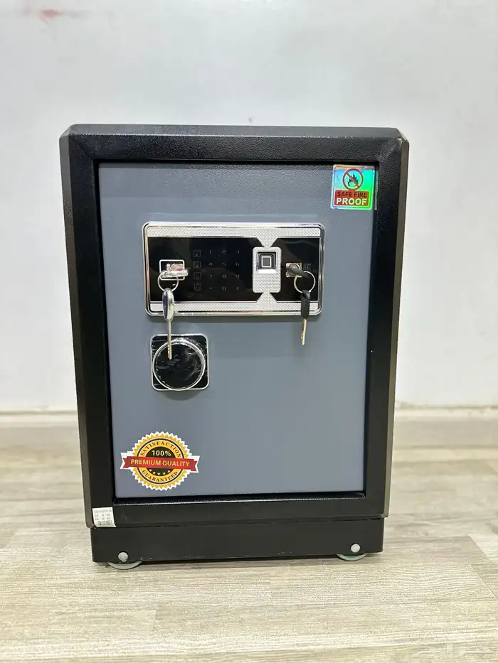 خزنة فولاذ بضمه ومفاتيح وارقام سريه فولاذ 8