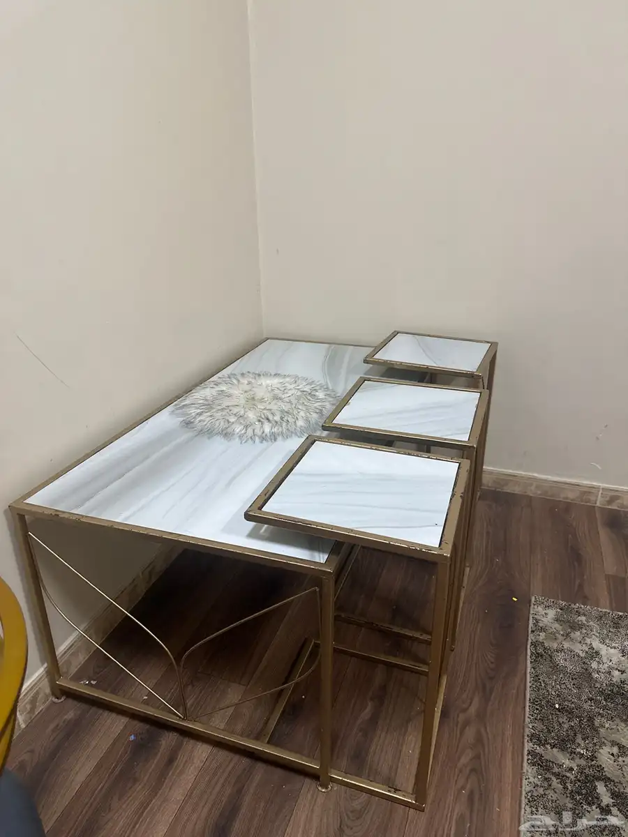طاولة ضيافه وثلاث خدمه لها 1