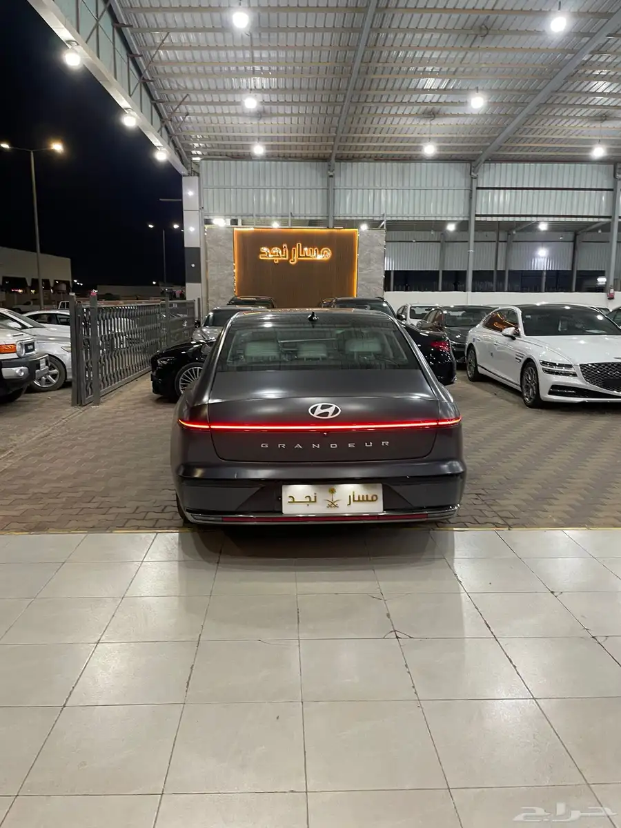 ازيرا موديل 2023 كالجرافي 6