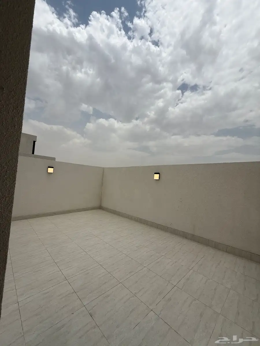 للبيع دور ثاني مع ملحق ب ابها طريق المحاله بالقرب من الملعب 30
