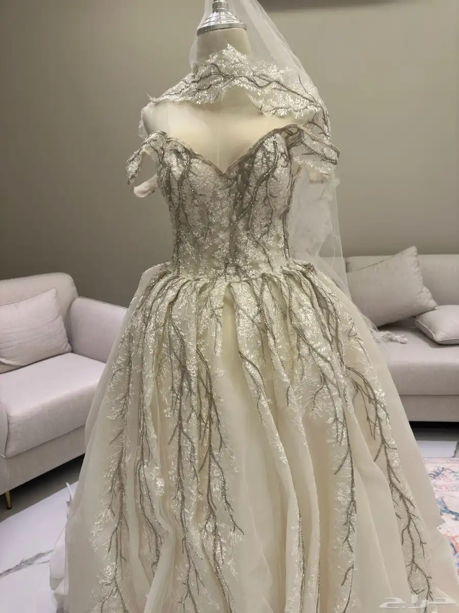 فستان فرح لبس لمره واحده مع تاج وطرحه 2