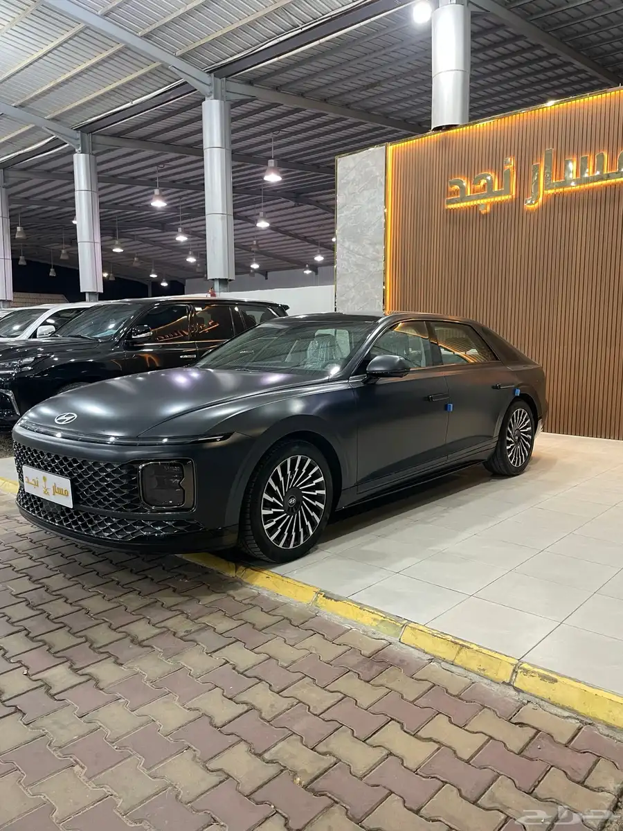 ازيرا موديل 2023 كالجرافي 4