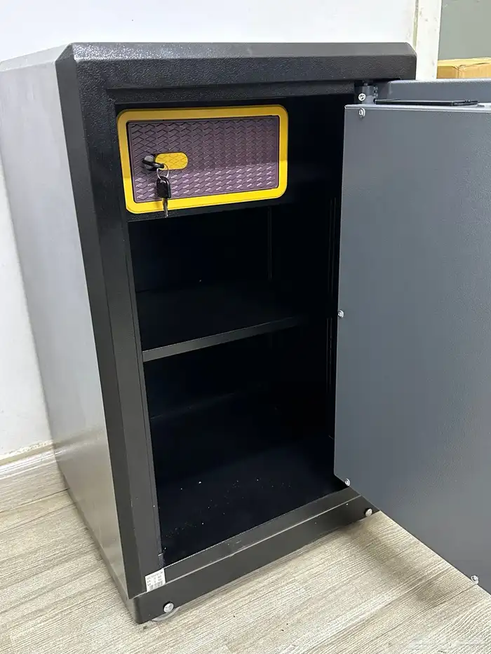 خزنة فولاذ بضمه ومفاتيح وارقام سريه فولاذ 13