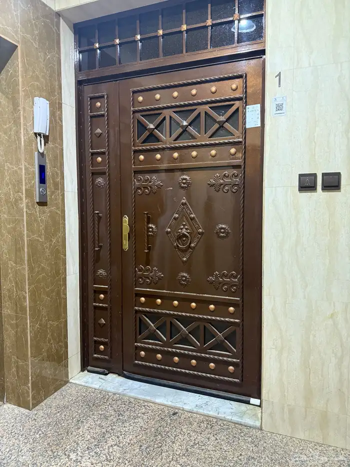 بابين للبيع جديدة ونظيفة حديد وخشب 1