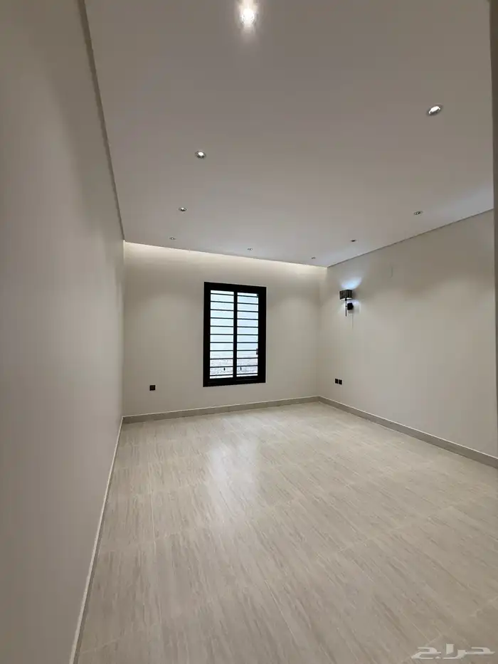 للبيع دور ثاني مع ملحق ب ابها طريق المحاله بالقرب من الملعب 20